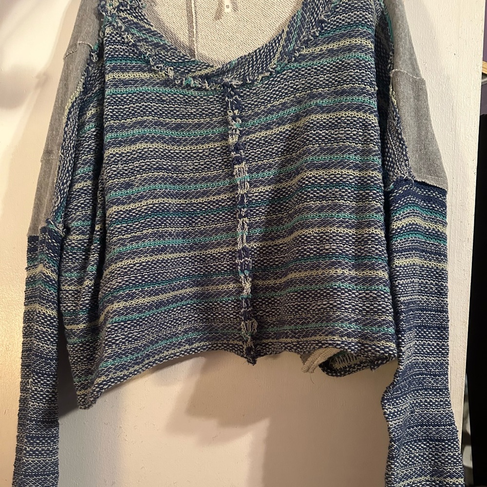 Free People XS v neck pullover blue grey raw hem cropped